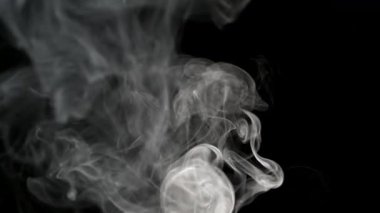 Siyah Arkaplanda Soyut Beyaz Duman Akımı Yumuşak Atmosferik Hareket Efekti. döngülenebilir