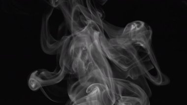 Yumuşak Beyaz Duman Hareketi Gizem Efekti Oluşturuyor