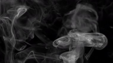 Yavaş Hareketli Beyaz Duman Siyah Arkaplanda Dönüyor