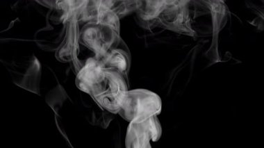 Yavaş Hareketli Beyaz Duman Siyah Arkaplanda Dönüyor
