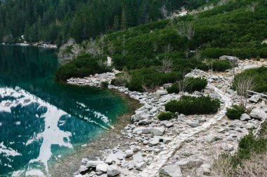 Dağlar göle yansıyor.