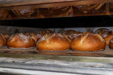 Fırındaki ekmeğe yaklaş.