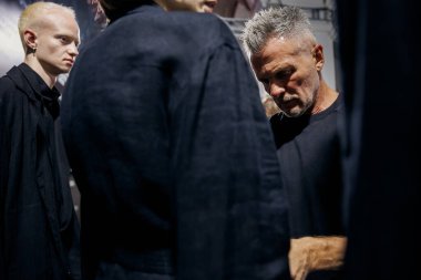 KYIV, UKRAINE - 5 Eylül 2025: Ukrayna Moda Haftası 2026 'da VİKTOR ANISIMOV sahne arkasındaki son hazırlıklar.