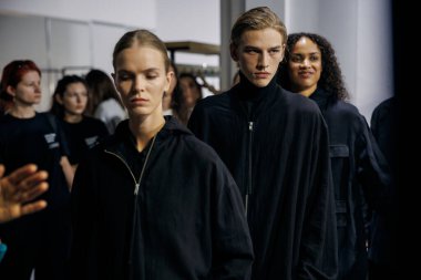 KYIV, UKRAINE - 5 Eylül 2025: Ukrayna Moda Haftası 2026 'da VİKTOR ANISIMOV sahne arkasındaki modeller.