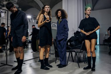 KYIV, UKRAINE - 5 Eylül 2025: Ukrayna Moda Haftası 2026 'da VİKTOR ANISIMOV sahne arkasındaki modeller.