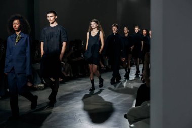 KYIV, UKRAINE - 5 Eylül 2025: Ukrayna Moda Haftası 2026 VİKTOR ANISIMOV Şovunun finali.