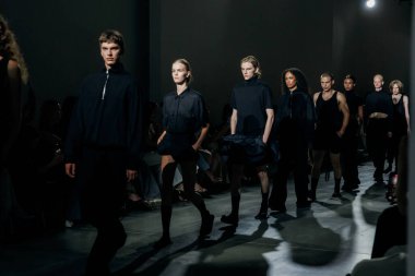 KYIV, UKRAINE - 5 Eylül 2025: Ukrayna Moda Haftası 2026 VİKTOR ANISIMOV Şovunun finali.