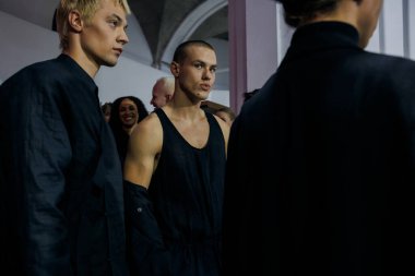 KYIV, UKRAINE - 5 Eylül 2025: Ukrayna Moda Haftası 2026 'da VİKTOR ANISIMOV sahne arkasındaki modeller.