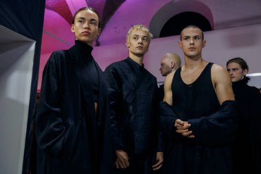 KYIV, UKRAINE - 5 Eylül 2025: Ukrayna Moda Haftası 2026 'da VİKTOR ANISIMOV sahne arkasındaki modeller.