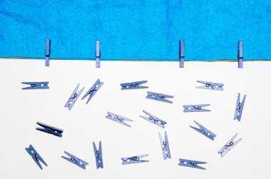 Giysi mandal ip ve sahte bir gökyüzü kompozisyonu