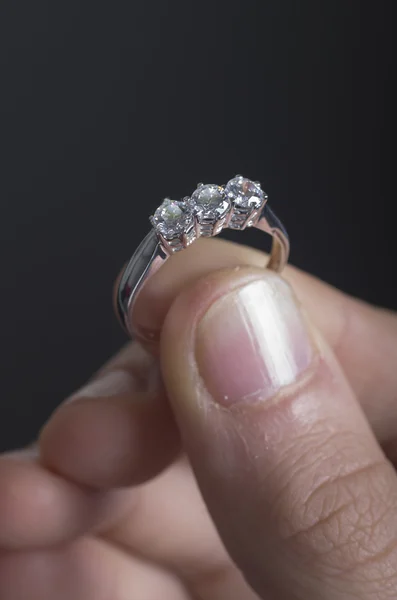 Değerli elmas yüzük seçimi