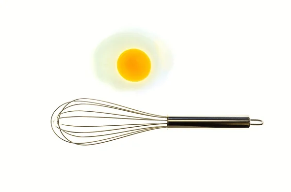 Frusta in metallo e uova per una composizione minimalista — Foto Stock