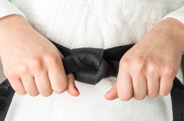 Tırnak cilası ile dövüş sanatları, siyah kuşak bir kızın elini kapat