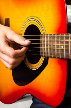 Erkek el akustik gitar çalmak yakın çekim