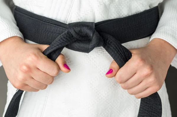 Tırnak cilası ile dövüş sanatları, siyah kuşak bir kızın elini kapat