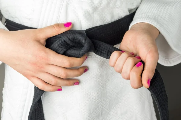 Tırnak cilası ile dövüş sanatları, siyah kuşak bir kızın elini kapat