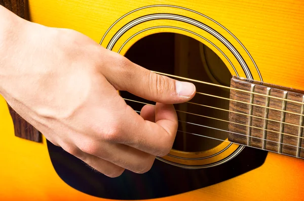 Erkek el akustik gitar çalmak yakın çekim