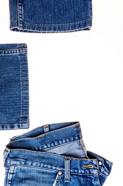 Використовувані блакитні джинси ізольовані на білому тлі — стокове фото