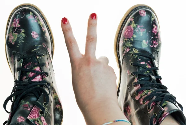 po ile bir ellerinde çiçek dekorasyonu ile askeri tarzı çizmeler