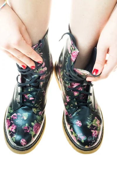 po ile bir ellerinde çiçek dekorasyonu ile askeri tarzı çizmeler