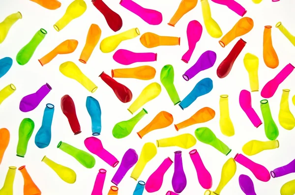 Beyaz arka plan üzerinde izole sönük renkli balonlar