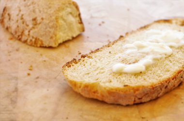 Rustik ekmek bir dilim üzerine tereyağı erime