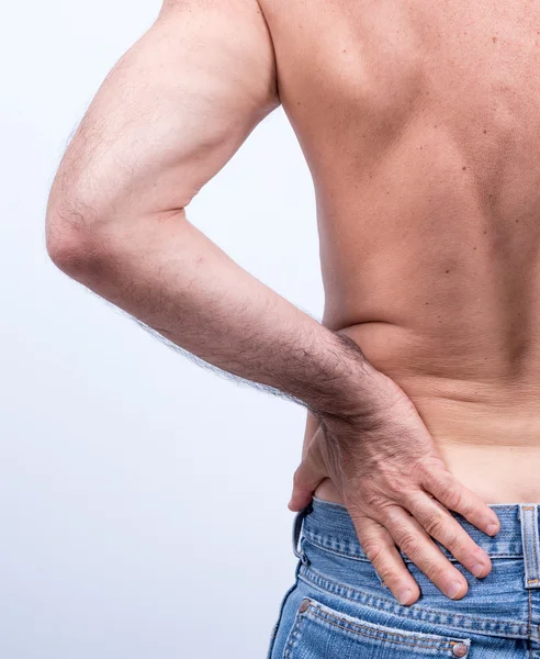 Bel bölgesinde şiddetli ağrı ile orta yaşlı adam onları onun acısını dindirmek için iter