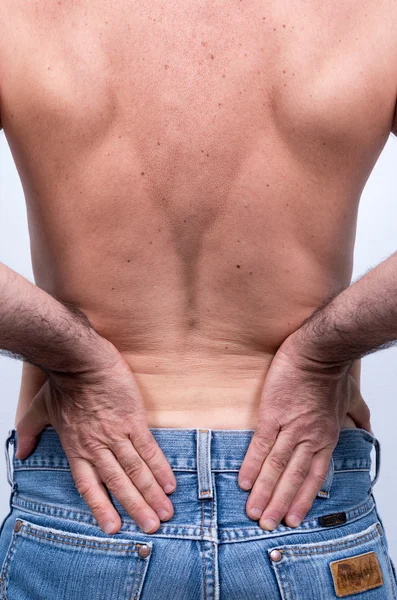 Bel bölgesinde şiddetli ağrı ile orta yaşlı adam onları onun acısını dindirmek için iter