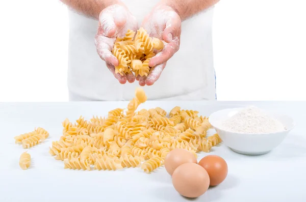 Erkek holding el yapımı rustik makarna eller