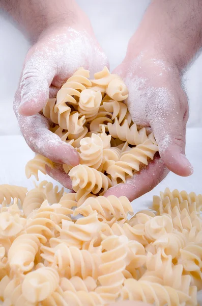 Erkek holding el yapımı rustik makarna eller