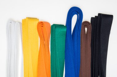 Dövüş sanatları ve judo Tekdüzen bir parçası renkli bantlar