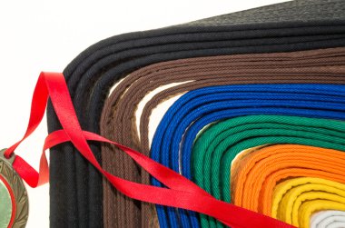Dövüş sanatları ve judo Tekdüzen bir parçası renkli bantlar