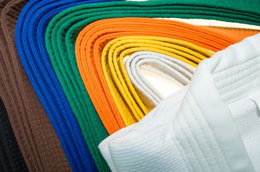 Dövüş sanatları ve judo Tekdüzen bir parçası renkli bantlar