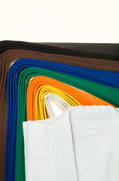 Gekleurde gordels in martial arts, en een deel van judo uniform — Stockfoto