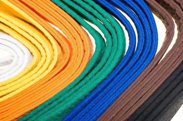 Cintos coloridos em artes marciais, e uma parte do uniforme de judô — Fotografia de Stock