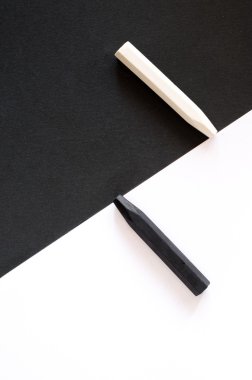 aynı renk arka plan üzerinde siyah beyaz boya kalemi