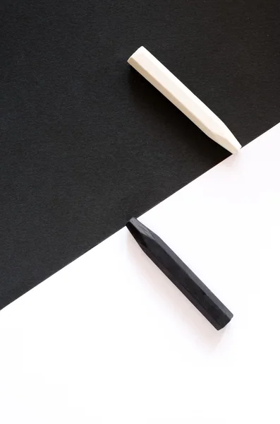 aynı renk arka plan üzerinde siyah beyaz boya kalemi