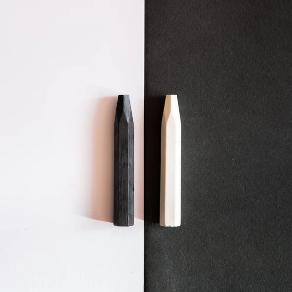 aynı renk arka plan üzerinde siyah beyaz boya kalemi