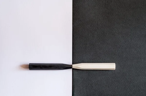 aynı renk arka plan üzerinde siyah beyaz boya kalemi