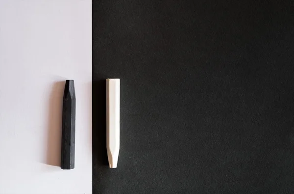 aynı renk arka plan üzerinde siyah beyaz boya kalemi