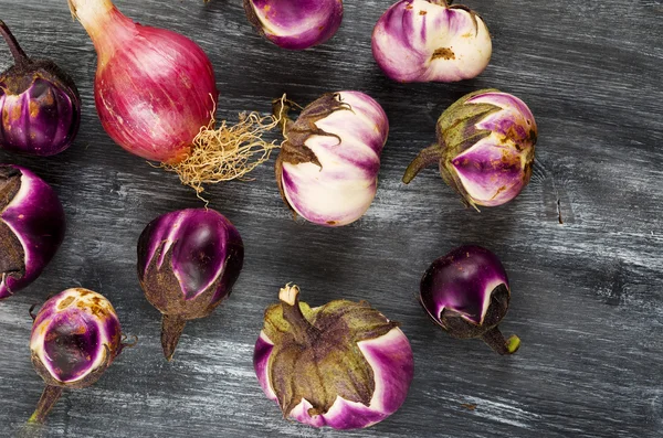 Natürmort patlıcan ve organik tarım yetiştirilen soğan ile 