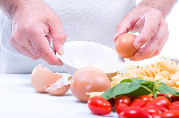 Düdük makarna mutfakta doğal malzemelerle yapılmıştır