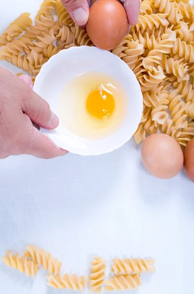 Düdük makarna mutfakta doğal malzemelerle yapılmıştır