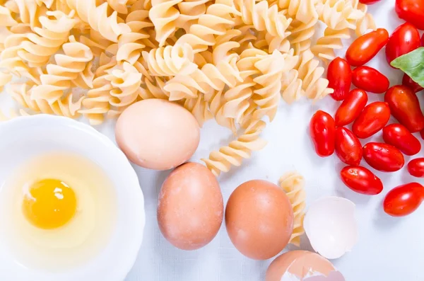 Pasta Fusilli hecha a mano en la cocina con ingredientes naturales —  Fotos de Stock