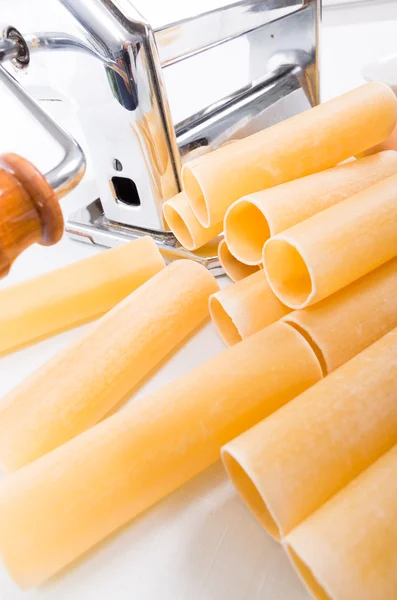 Pasta Fusilli hecha a mano en la cocina con ingredientes naturales — Foto de Stock