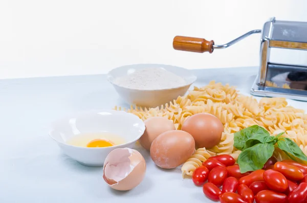 Düdük makarna mutfakta doğal malzemelerle yapılmıştır