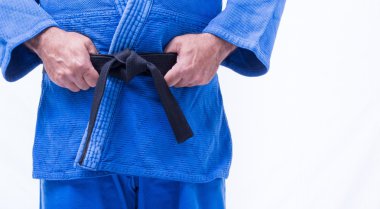 Siyah beyaz arka plan üzerinde izole kemer ile mavi judo üniforma, judo-gi, yakın çekim