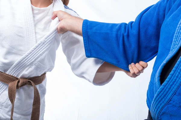 Kadın judo kahverengi kemer onun usta siyah kuşak için ayakta yay