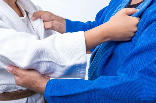 Kadın judo kahverengi kemer onun usta siyah kuşak için ayakta yay