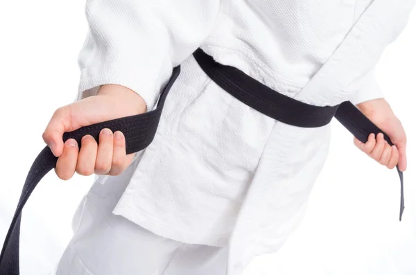 Zbliżenie na judo jednolite, judo-gi, z czarnym pasem na białym tle — Zdjęcie stockowe